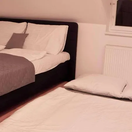 אכסניה Entire 2nd Floor Of With 3bedroom With Large Garden,bbq,pool,sauna,free Parking