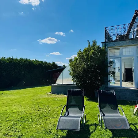 Entire 2nd Floor Of With 3bedroom With Large Garden,bbq,pool,sauna,free Parking *