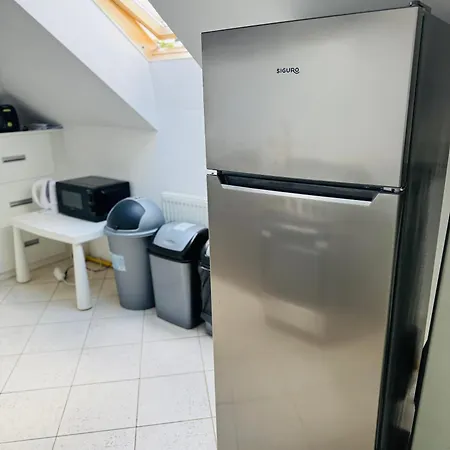 Entire 2nd Floor Of With 3bedroom With Large Garden,bbq,pool,sauna,free Parking Lodge