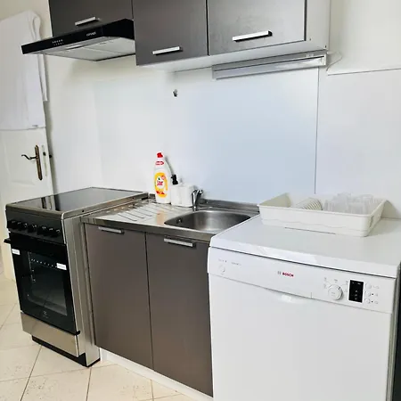 Entire 2nd Floor Of With 3bedroom With Large Garden,bbq,pool,sauna,free Parking *