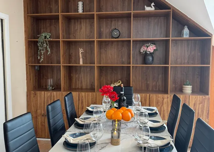 Lodge Entire 2nd Floor Of With 3bedroom With Large Garden,bbq,pool,sauna,free Parking