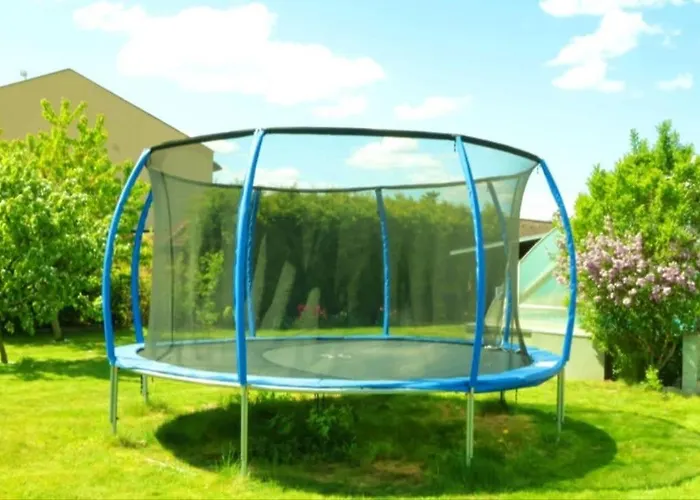 Entire 2nd Floor Of With 3bedroom With Large Garden,bbq,pool,sauna,free Parking *