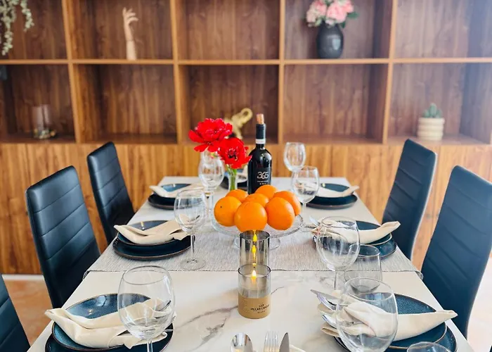 Entire 2nd Floor Of With 3bedroom With Large Garden,bbq,pool,sauna,free Parking Lodge *