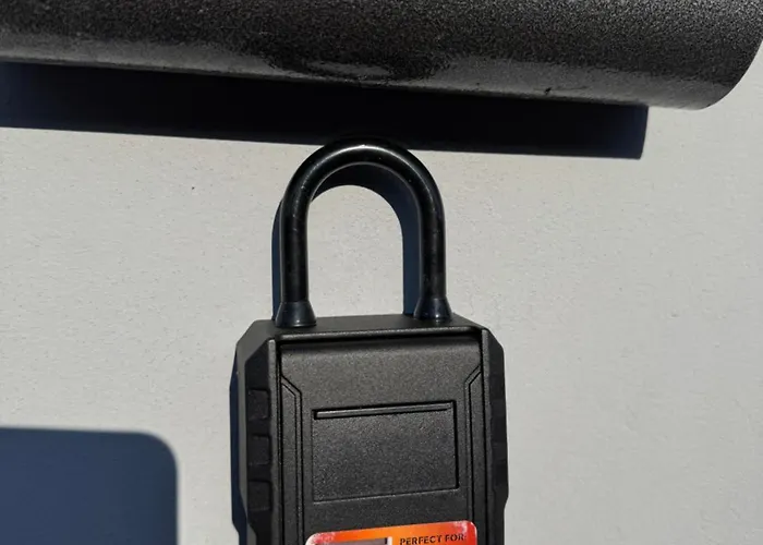 Entire 2nd Floor Of With 3bedroom With Large Garden,bbq,pool,sauna,free Parking *