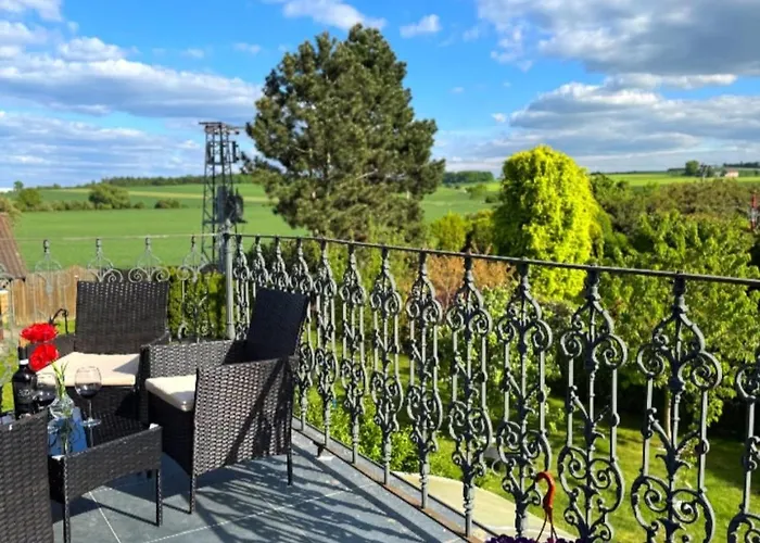 Lodge Entire 2nd Floor Of With 3bedroom With Large Garden,bbq,pool,sauna,free Parking *