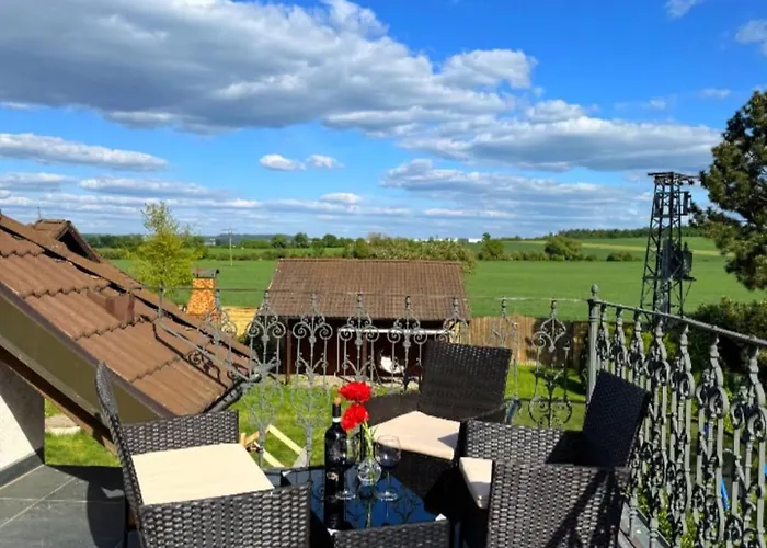 Lodge Entire 2nd Floor Of With 3bedroom With Large Garden,bbq,pool,sauna,free Parking *