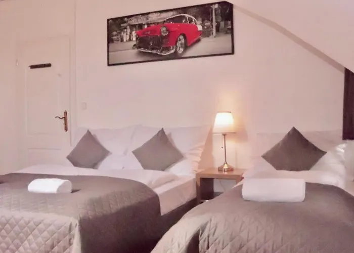 Entire 2nd Floor Of With 3bedroom With Large Garden,bbq,pool,sauna,free Parking Lodge *