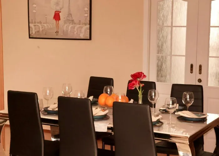 Lodge Entire 2nd Floor Of With 3bedroom With Large Garden,bbq,pool,sauna,free Parking *