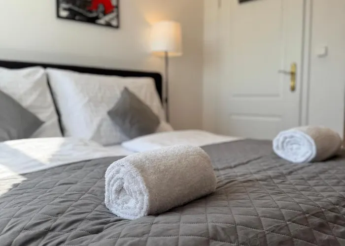 Lodge Entire 2nd Floor Of With 3bedroom With Large Garden,bbq,pool,sauna,free Parking Popovičky