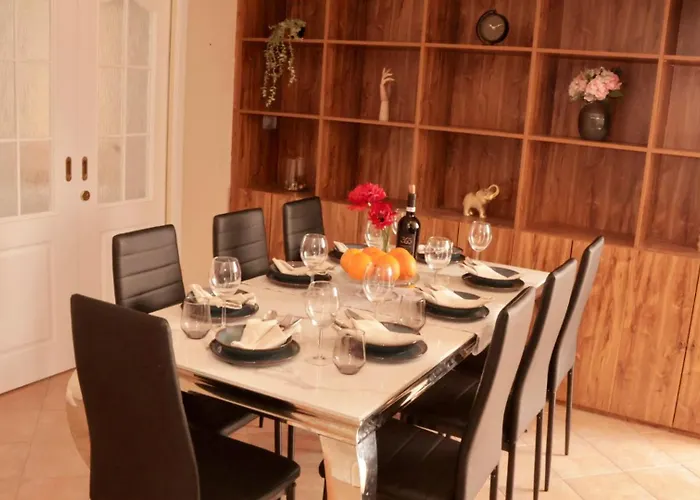 Entire 2nd Floor Of With 3bedroom With Large Garden,bbq,pool,sauna,free Parking *