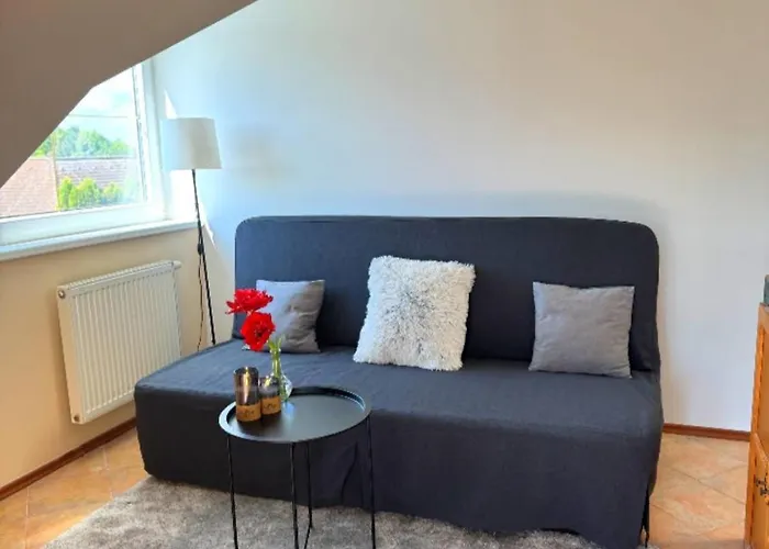 Lodge Entire 2nd Floor Of With 3bedroom With Large Garden,bbq,pool,sauna,free Parking *