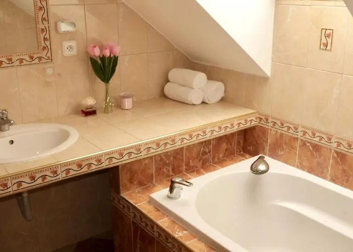 Entire 2nd Floor Of With 3bedroom With Large Garden,bbq,pool,sauna,free Parking *