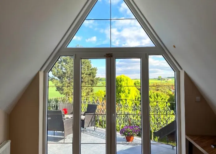 Entire 2nd Floor Of With 3bedroom With Large Garden,bbq,pool,sauna,free Parking