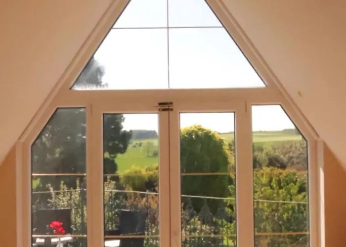 Entire 2nd Floor Of With 3bedroom With Large Garden,bbq,pool,sauna,free Parking Lodge *