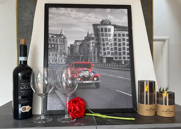 Lodge Entire 2nd Floor Of With 3bedroom With Large Garden,bbq,pool,sauna,free Parking *