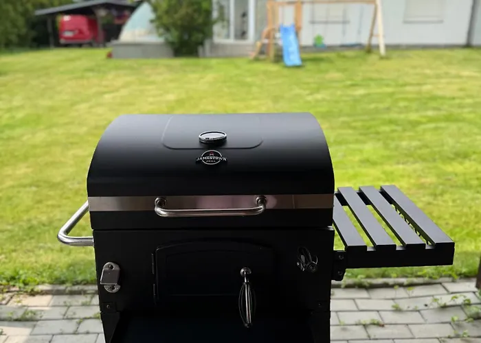 Entire 2nd Floor Of With 3bedroom With Large Garden,bbq,pool,sauna,free Parking *