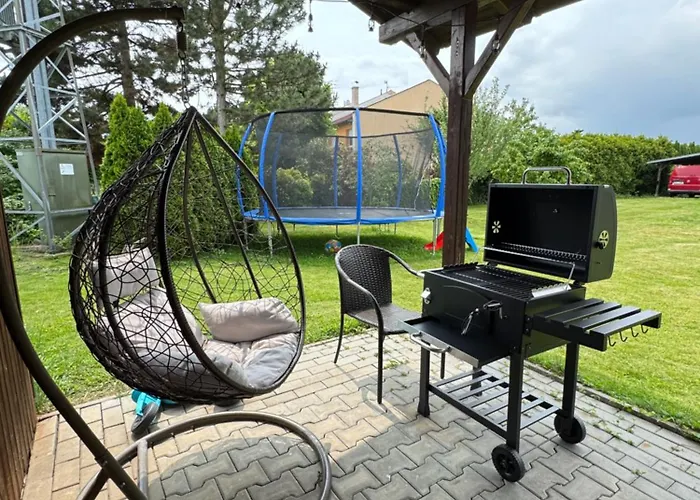 Entire 2nd Floor Of With 3bedroom With Large Garden,bbq,pool,sauna,free Parking